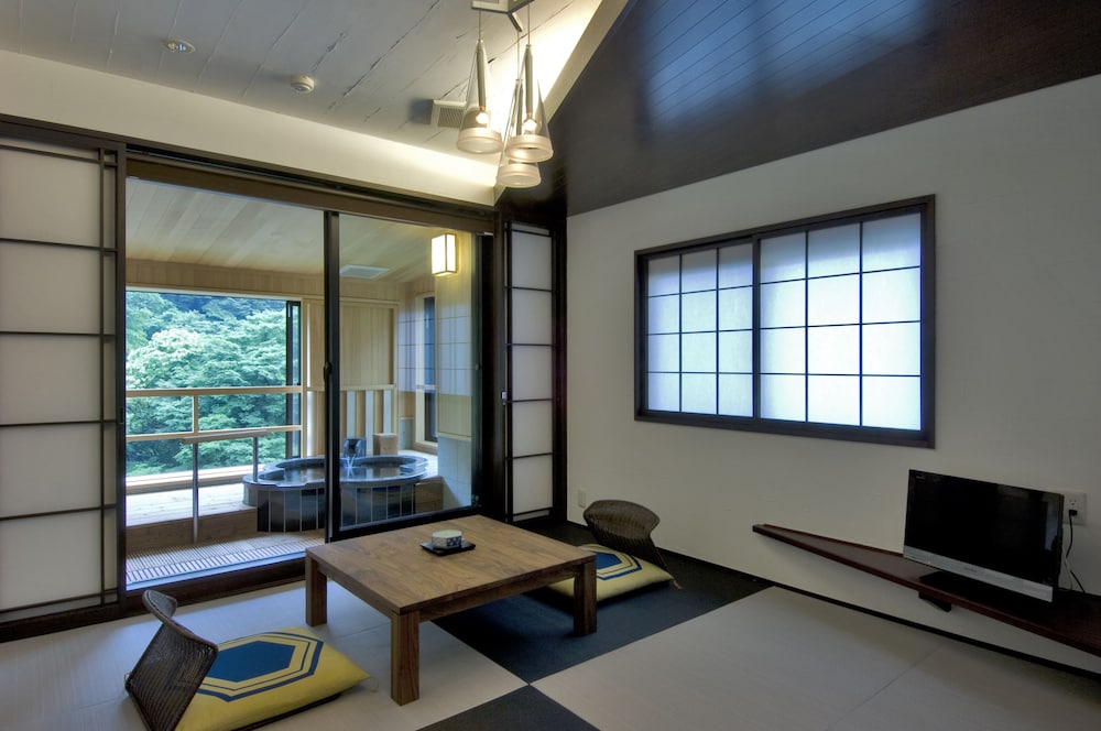 スーペリア ルーム 客室内のダイニングエリア1 | 小槌の宿 鶴亀大吉