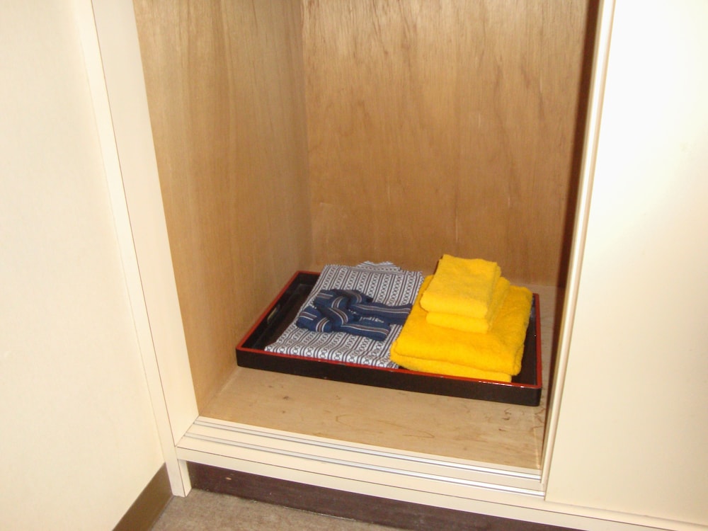 スタンダード 4 人部屋 (ペット受入不可) [禁煙] 客室2 | ホテル・ラ・モンターニュ・フルハタ