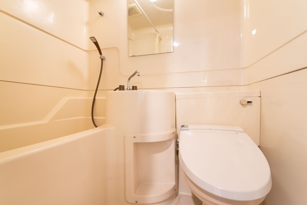 スタンダード 4 人部屋 (ペット受入不可) [禁煙] バスルーム1 | ホテル・ラ・モンターニュ・フルハタ