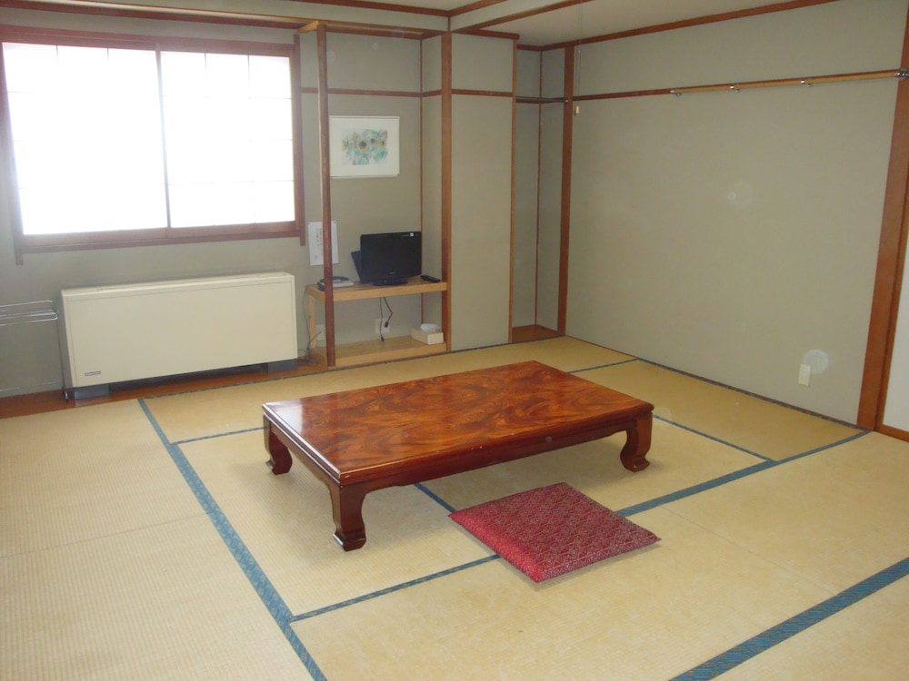 スタンダード 4 人部屋 (ペット受入不可) [禁煙] 客室1 | ホテル・ラ・モンターニュ・フルハタ