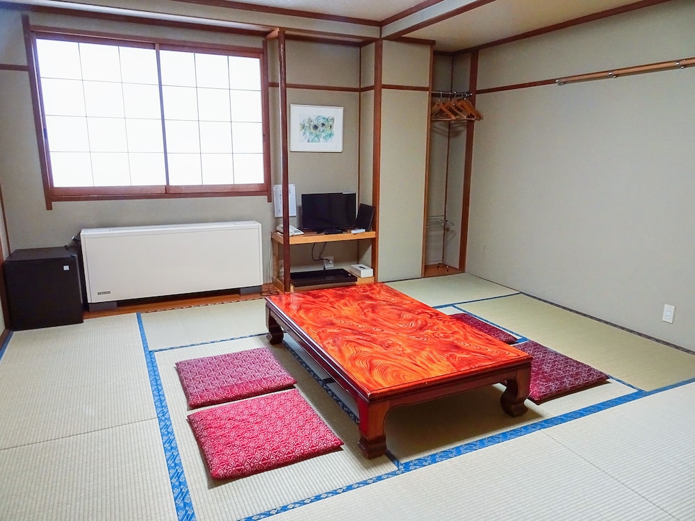 スタンダード 4 人部屋 (ペット受入不可) [禁煙] 客室3 | ホテル・ラ・モンターニュ・フルハタ