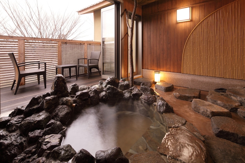 数寄屋風客室　「嵯峨野」〜ツイン〜【岩風呂】(チェックイン18時まで) バスルーム0 | ホテル夢しずく 別邸蘇庵