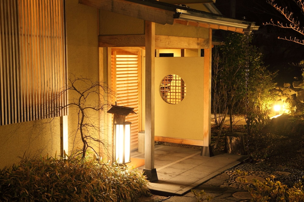 数寄屋風客室　「嵯峨野」〜ツイン〜【岩風呂】(チェックイン18時まで) 客室1 | ホテル夢しずく 別邸蘇庵