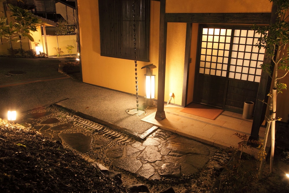 古民家風客室「雪の下」〜ツイン〜 【焼酎樽風呂】(チェックイン18時まで) | ホテル夢しずく 別邸蘇庵