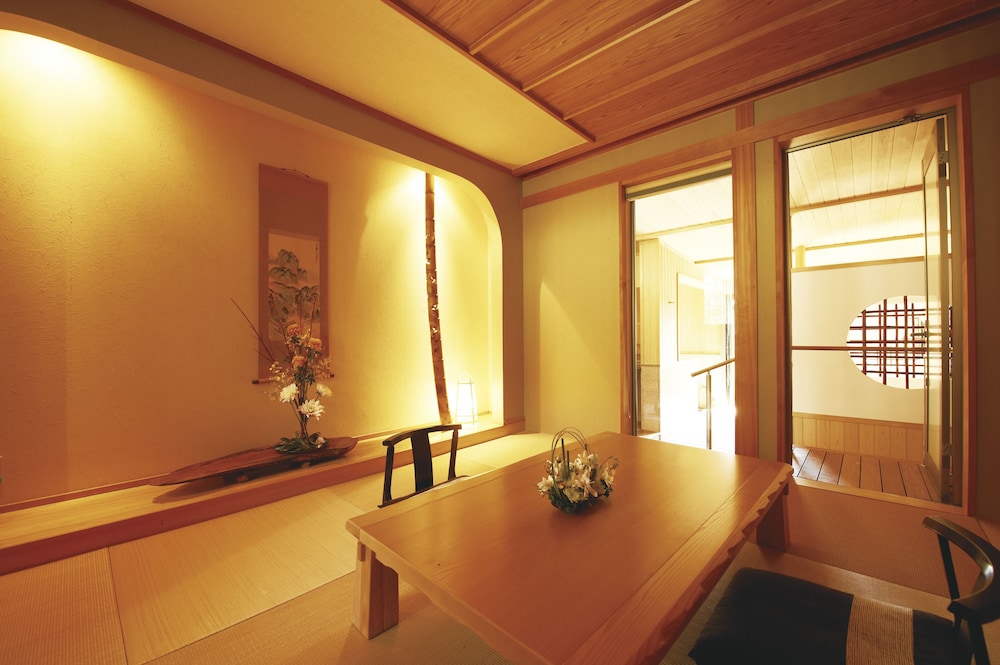 数奇屋風客室｢雲水｣~メゾネットダブル~[檜風呂] (チェックイン18時まで) 客室3 | ホテル夢しずく 別邸蘇庵