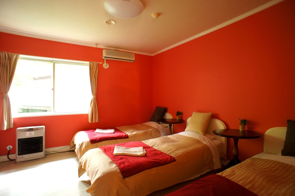 トリプルルーム 共用バスルーム | 軽井沢ペンション 佐藤のぬくもり