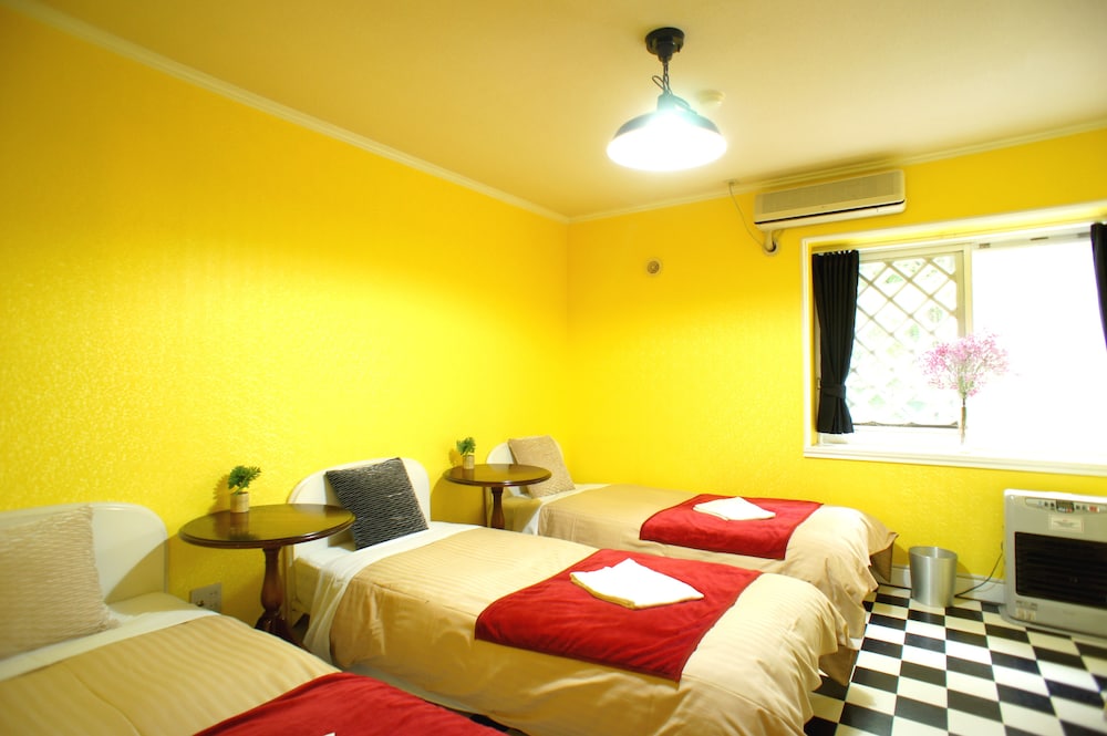 トリプルルーム 共用バスルーム 客室2 | 軽井沢ペンション 佐藤のぬくもり