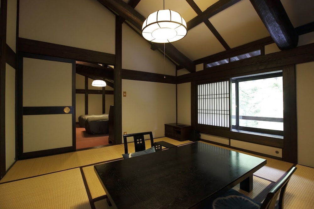 合掌造りの屋根裏を体感する和洋室 客室2 | はづ合掌