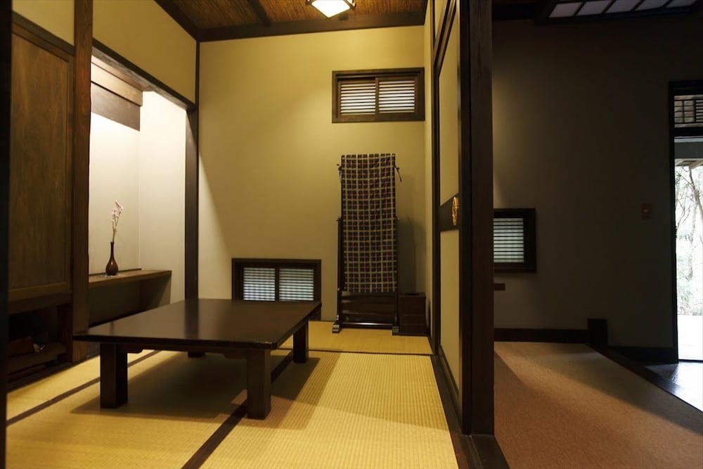 露天風呂付和室スイート 客室内のダイニングエリア0 | はづ合掌