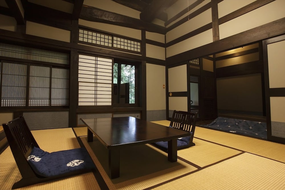 露天風呂付和室スイート 客室1 | はづ合掌