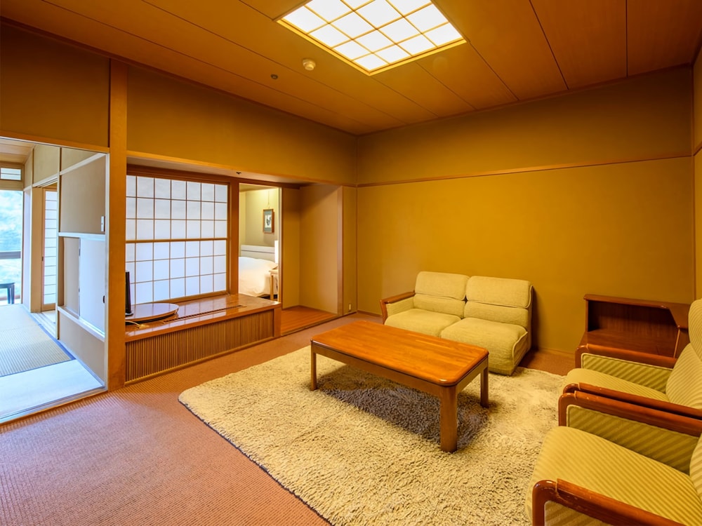 特別棟 [秋の館.和洋室]10帖の和室+クイーンサイズベッド 禁煙 客室内のダイニングエリア1 | 粟津温泉 法師