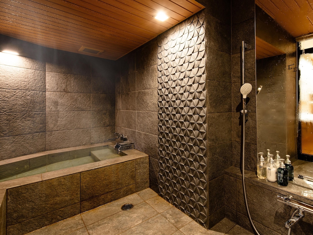 源泉かけ流し温泉付【春の館・和洋特別室／よし野】禁煙 バスルーム0 | 粟津温泉 法師