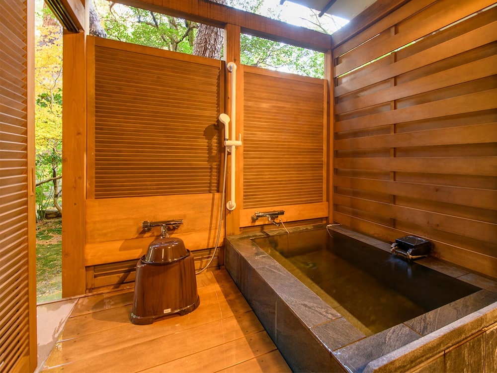 源泉かけ流し露天風呂【秋の館・モダンメゾネット／重陽の間】禁煙 バスルーム1 | 粟津温泉 法師