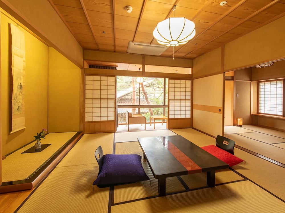 源泉かけ流し露天風呂【秋の館・モダンメゾネット／重陽の間】禁煙 客室1 | 粟津温泉 法師