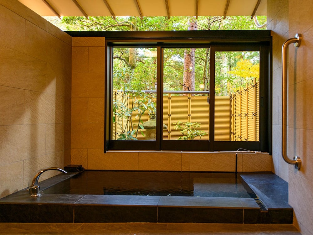 源泉かけ流し半露天風呂付【秋の館・特別室／蓬莱の間】禁煙 バスルーム1 | 粟津温泉 法師
