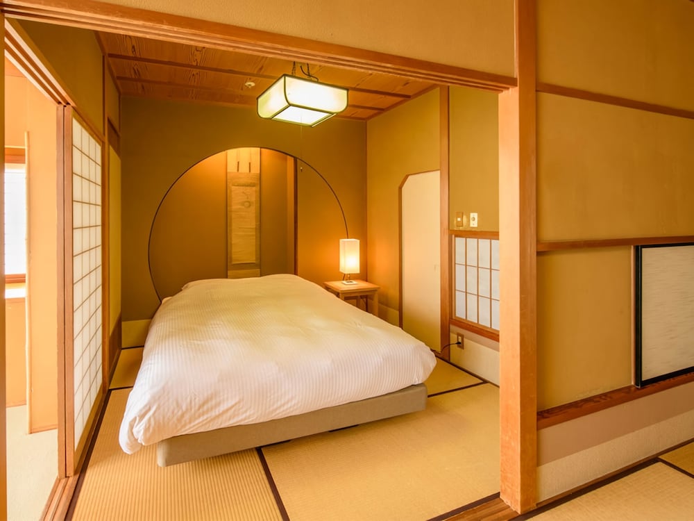 特別棟 [秋の館.和洋室]10帖の和室+クイーンサイズベッド 禁煙 客室1 | 粟津温泉 法師