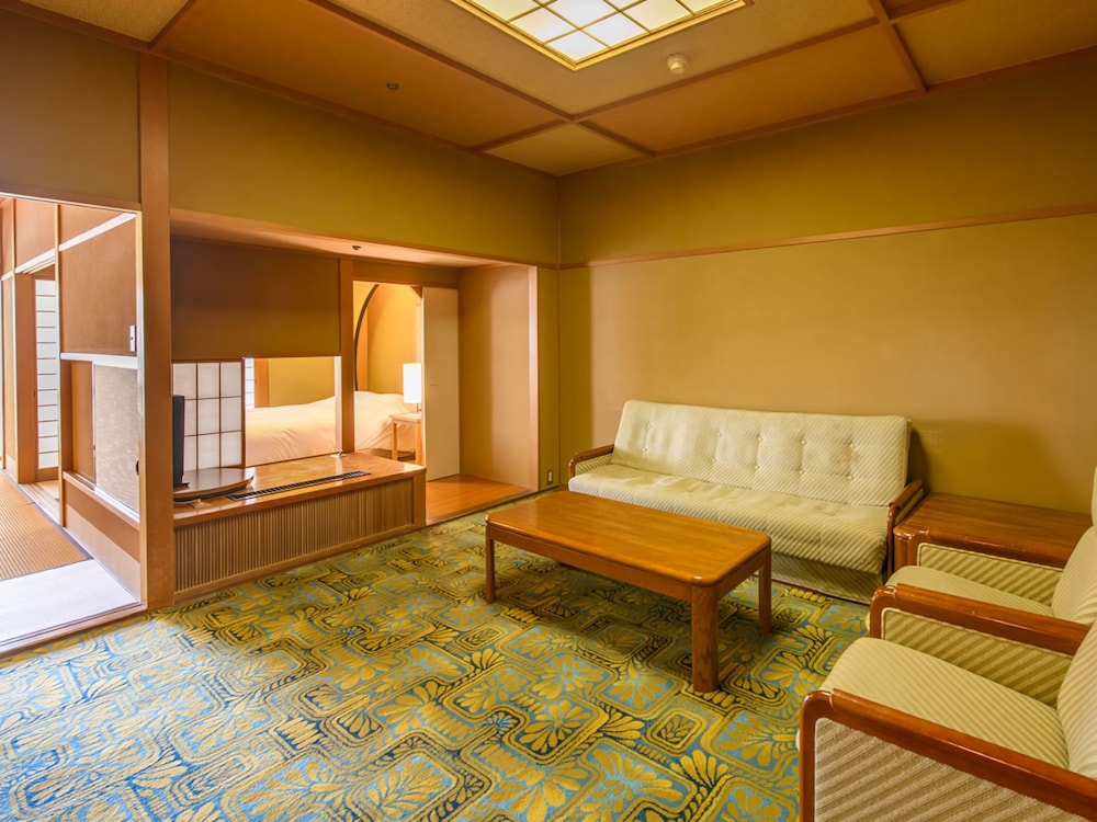 特別棟 [秋の館.和洋室]10帖の和室+クイーンサイズベッド 禁煙 客室内のダイニングエリア0 | 粟津温泉 法師