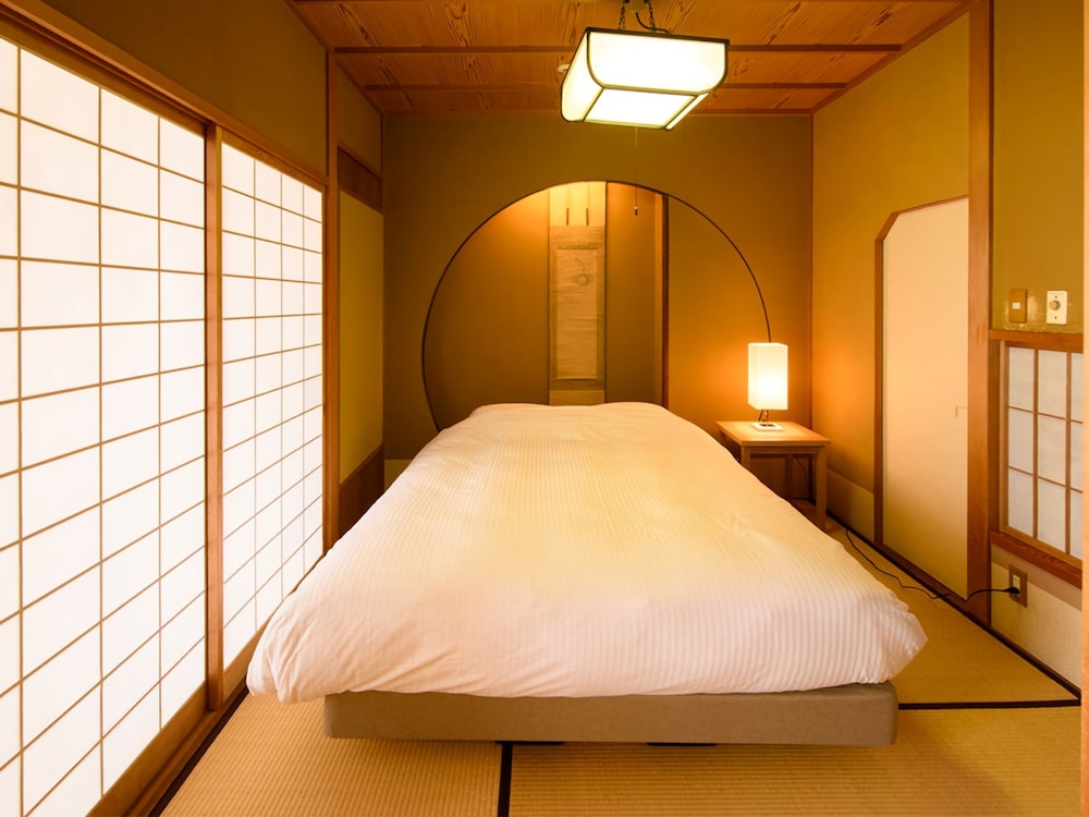 特別棟 [秋の館.和洋室]10帖の和室+クイーンサイズベッド 禁煙 客室2 | 粟津温泉 法師