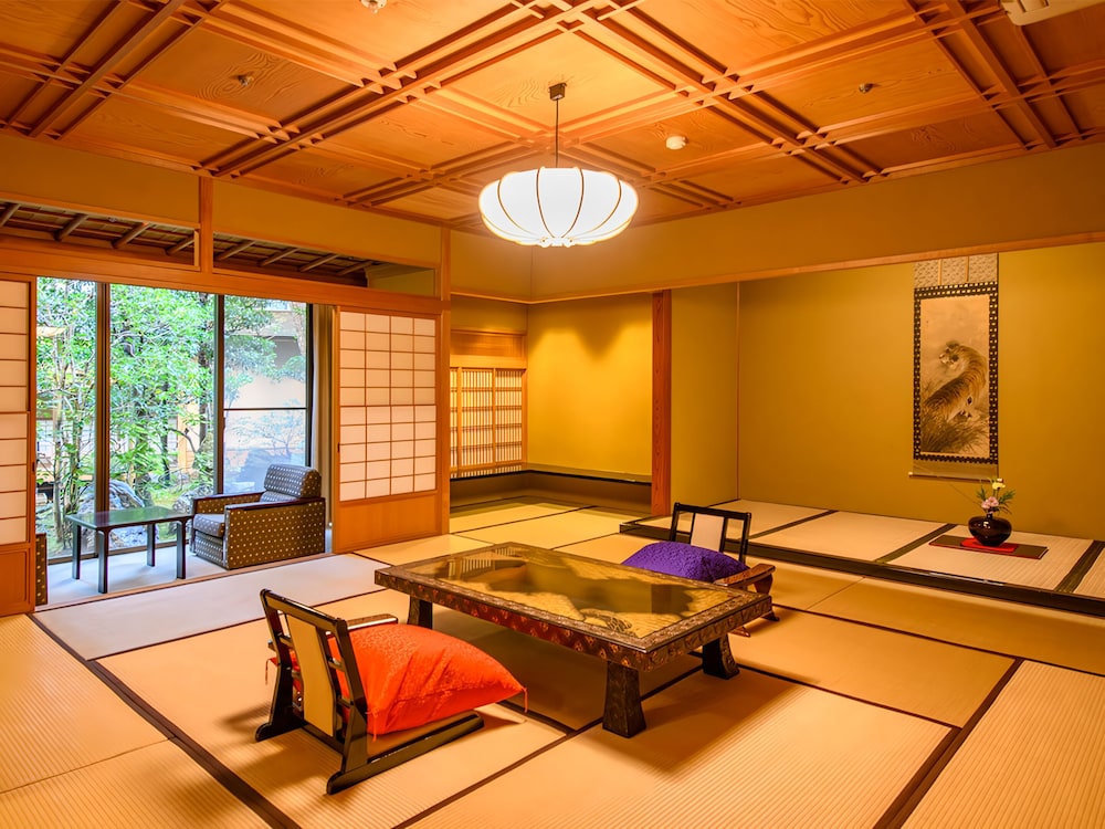 源泉かけ流し半露天風呂付【秋の館・特別室／蓬莱の間】禁煙 | 粟津温泉 法師