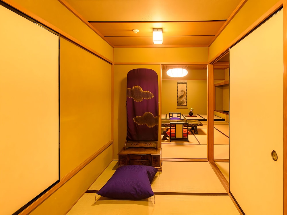 源泉かけ流し半露天風呂付【秋の館・特別室／蓬莱の間】禁煙 客室3 | 粟津温泉 法師