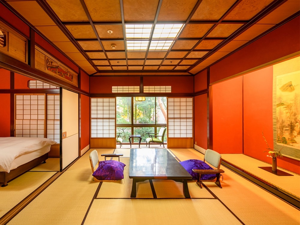 [秋の館・朱壁の和洋準特別室/秋園の間]10帖+ツイン 禁煙 | 粟津温泉 法師