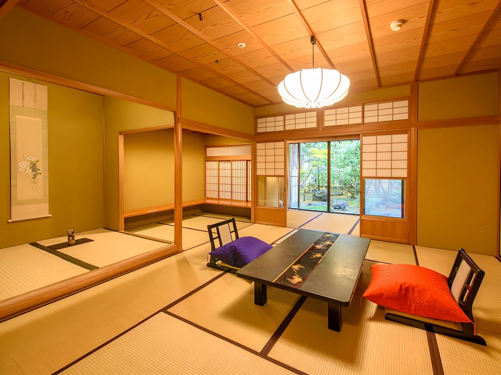 源泉かけ流し半露天風呂付【秋の館・特別室／蓬莱の間】禁煙 客室2 | 粟津温泉 法師