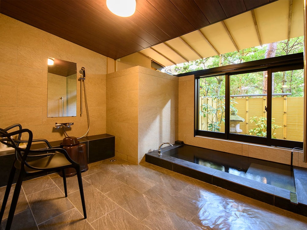 源泉かけ流し半露天風呂付【秋の館・特別室／蓬莱の間】禁煙 バスルーム0 | 粟津温泉 法師
