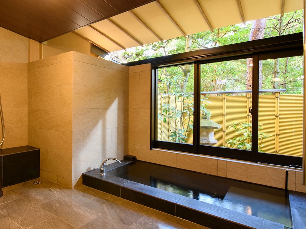 源泉かけ流し半露天風呂付【秋の館・特別室／蓬莱の間】禁煙 バスルーム2 | 粟津温泉 法師