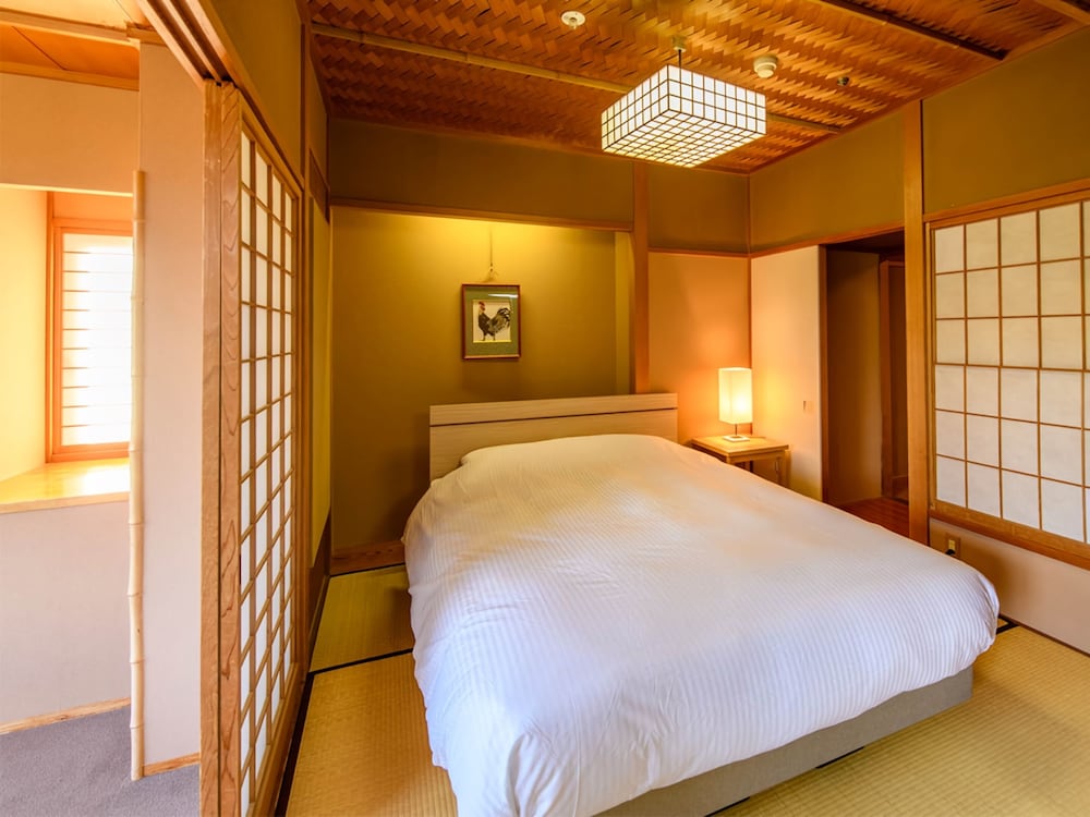 特別棟 [秋の館.和洋室]10帖の和室+クイーンサイズベッド 禁煙 客室4 | 粟津温泉 法師