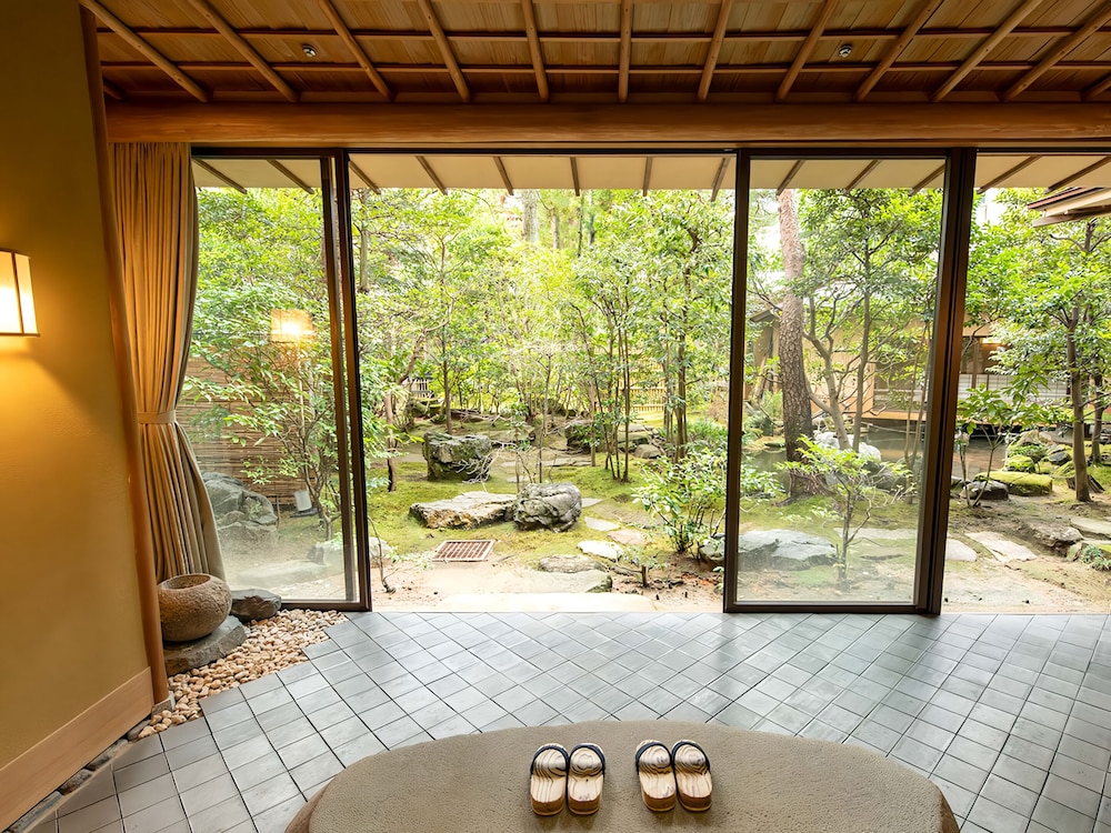 源泉かけ流し半露天風呂付【秋の館・特別室／蓬莱の間】禁煙 客室4 | 粟津温泉 法師