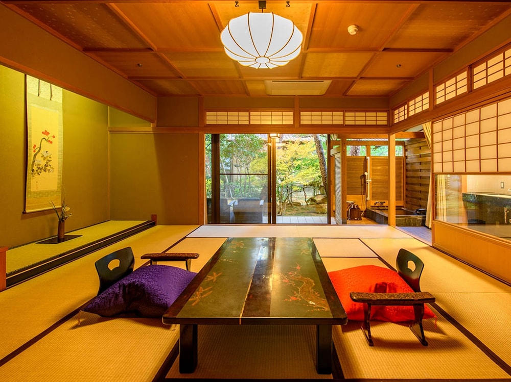 源泉かけ流し露天風呂【秋の館・モダンメゾネット／重陽の間】禁煙 | 粟津温泉 法師