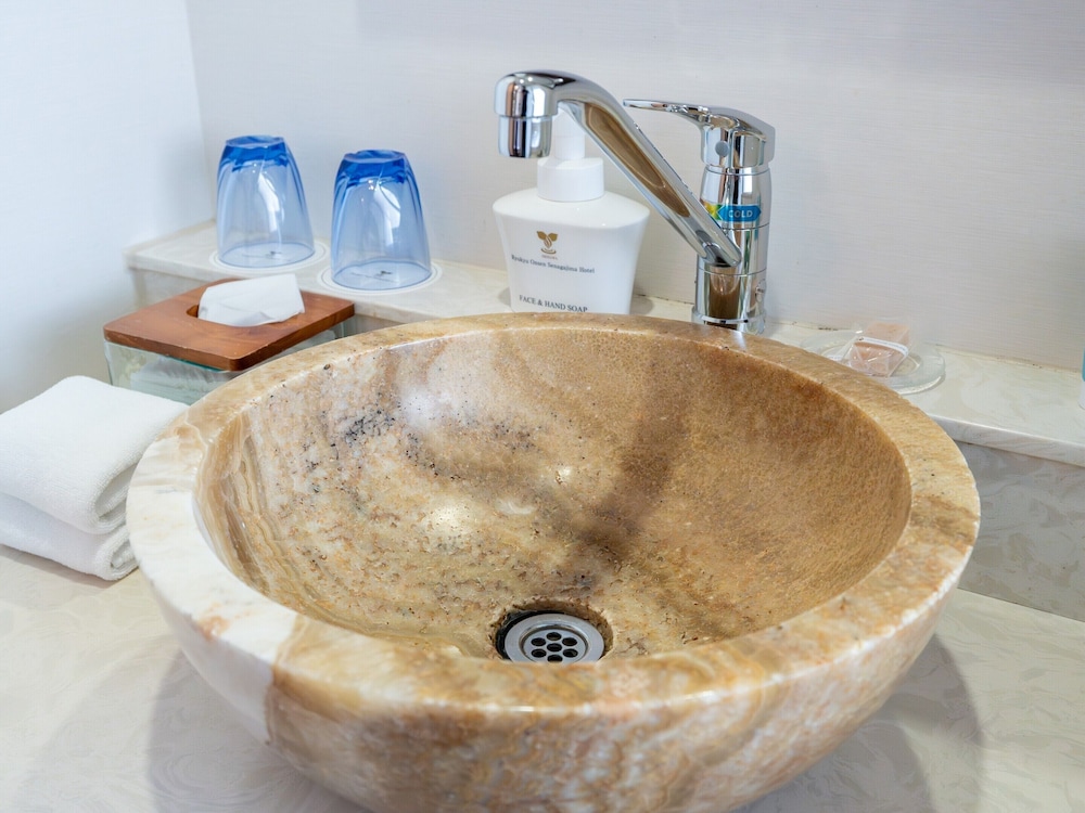 温泉露天風呂付/デラックス和洋室/エアポートビュー 客室17 | 琉球温泉瀬長島ホテル