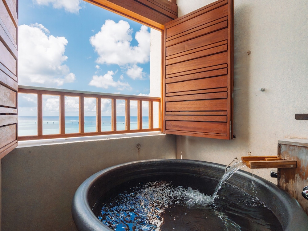 温泉露天風呂付/デラックス和洋室/オーシャンビュー 客室6 | 琉球温泉瀬長島ホテル