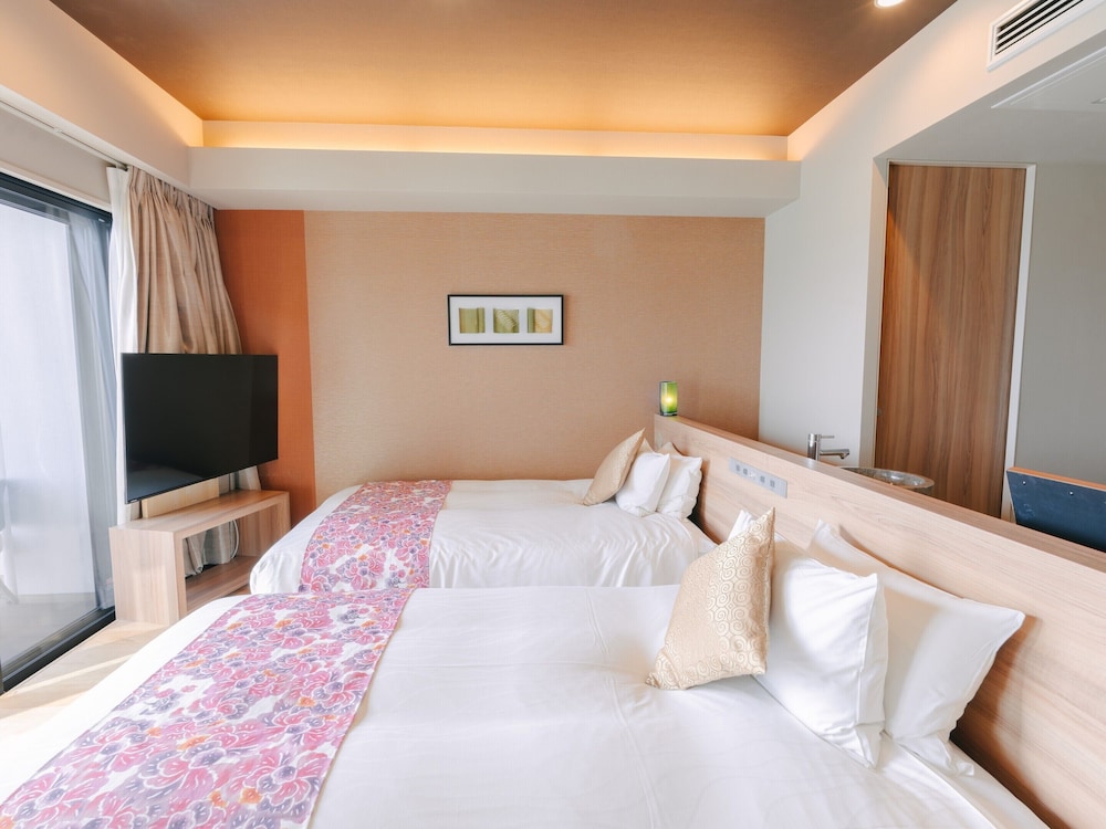 クラブフロア按司/ツイン/エアポートビュー 客室15 | 琉球温泉瀬長島ホテル