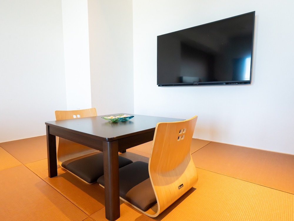 温泉露天風呂付/デラックス和洋室/エアポートビュー 客室11 | 琉球温泉瀬長島ホテル