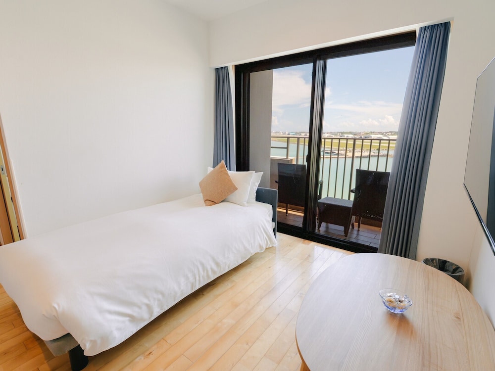 スタンダードツイン/エアポートビュー 客室9 | 琉球温泉瀬長島ホテル