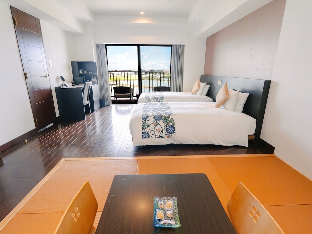 温泉露天風呂付/デラックス和洋室/エアポートビュー 客室21 | 琉球温泉瀬長島ホテル