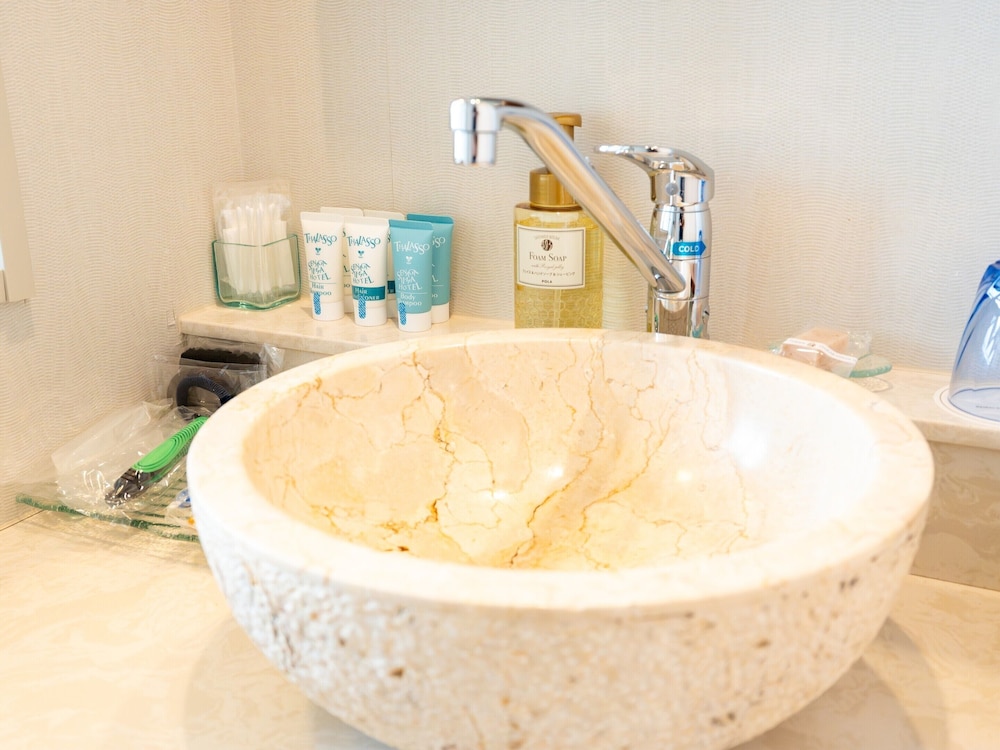 スタンダードツイン/エアポートビュー 客室12 | 琉球温泉瀬長島ホテル