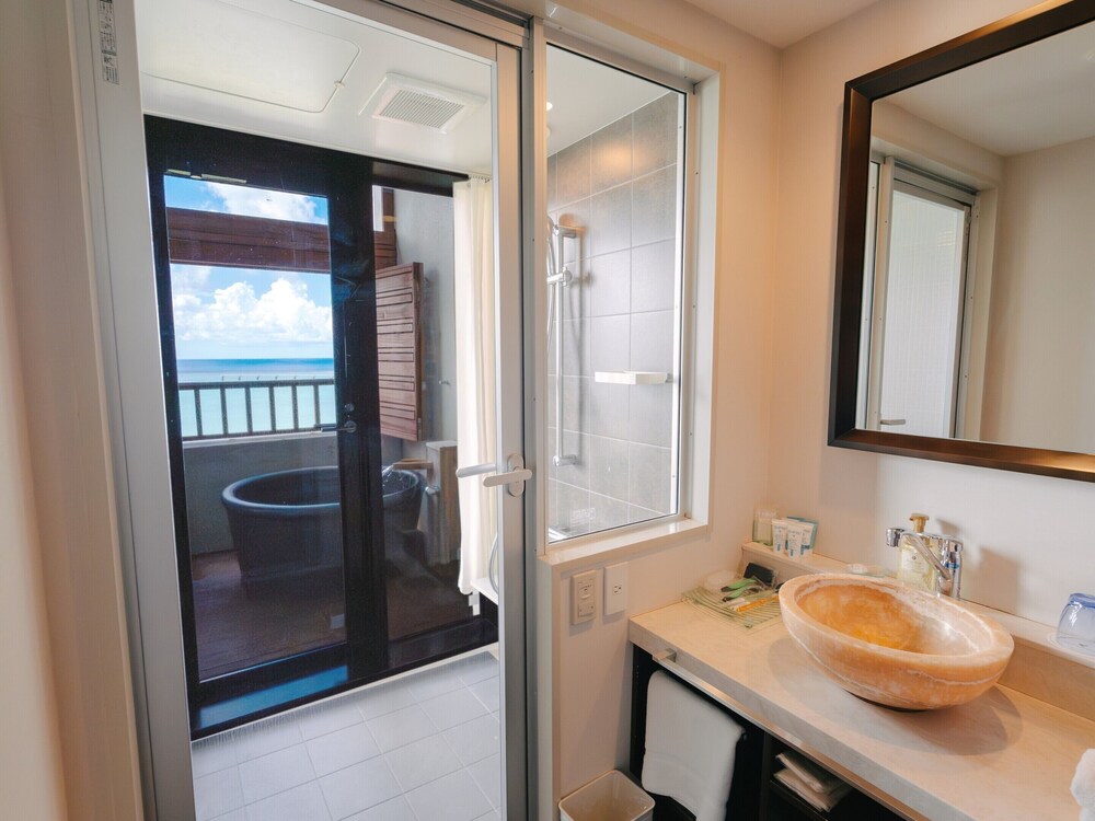 温泉露天風呂付/デラックス和洋室/オーシャンビュー 客室10 | 琉球温泉瀬長島ホテル