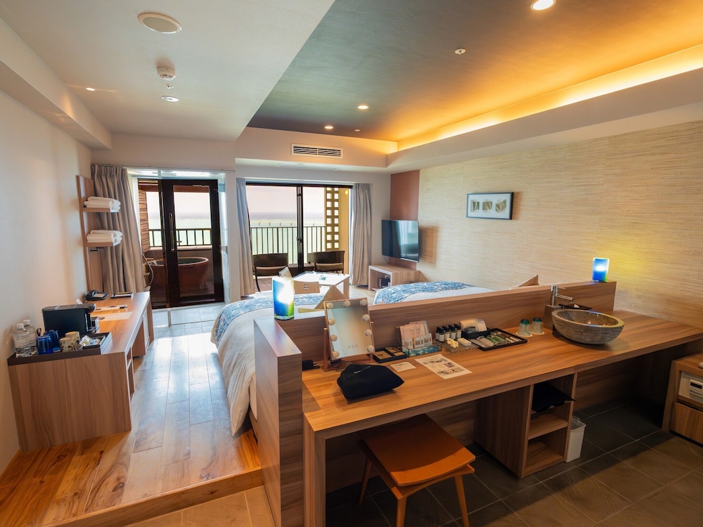 クラブフロア按司/温泉露天風呂/ツイン/オーシャンビュー 客室8 | 琉球温泉瀬長島ホテル