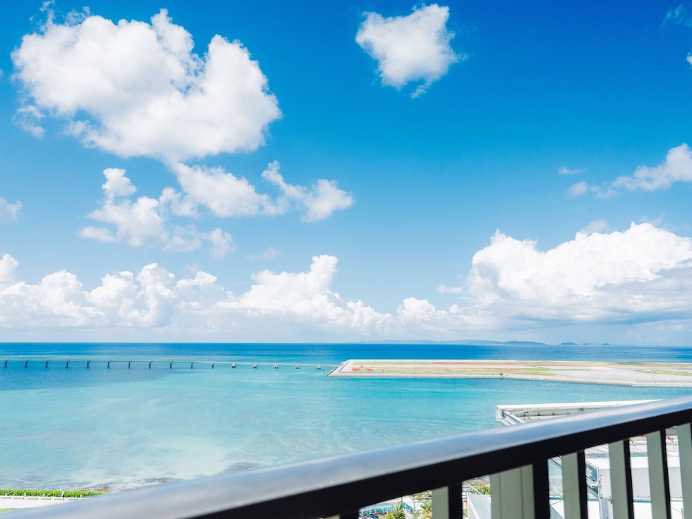 温泉露天風呂付/デラックス和洋室/オーシャンビュー 客室7 | 琉球温泉瀬長島ホテル