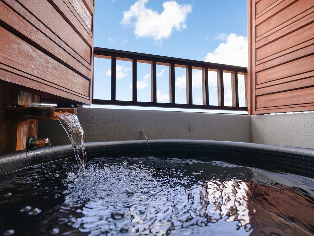 温泉露天風呂付/デラックス和洋室/エアポートビュー 客室9 | 琉球温泉瀬長島ホテル