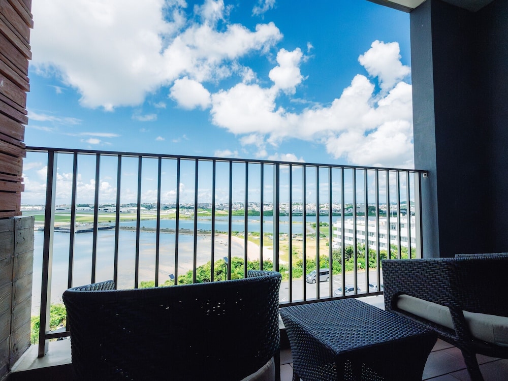 温泉露天風呂付/デラックス和洋室/エアポートビュー 客室7 | 琉球温泉瀬長島ホテル