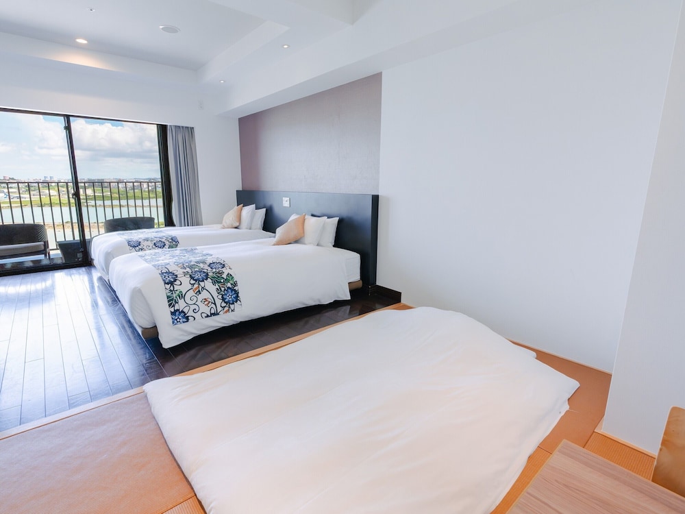 温泉露天風呂付/デラックス和洋室/エアポートビュー 客室13 | 琉球温泉瀬長島ホテル