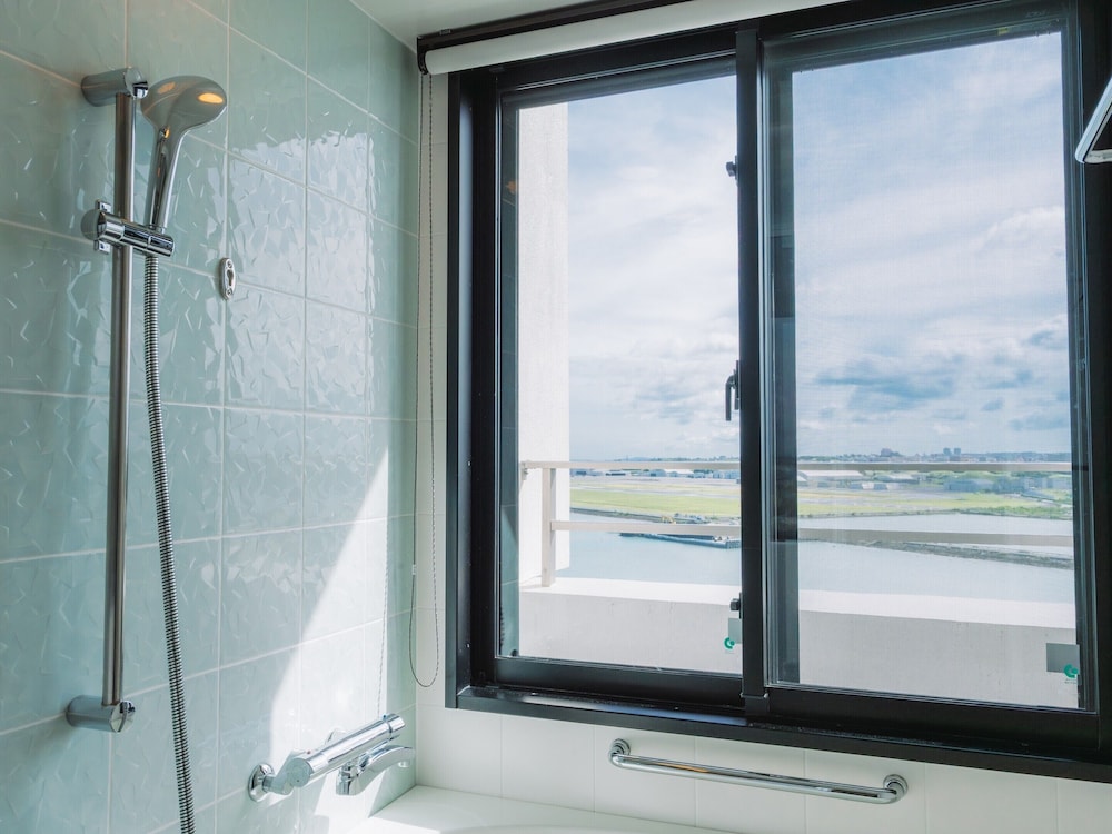 スタンダードツイン/エアポートビュー 客室17 | 琉球温泉瀬長島ホテル