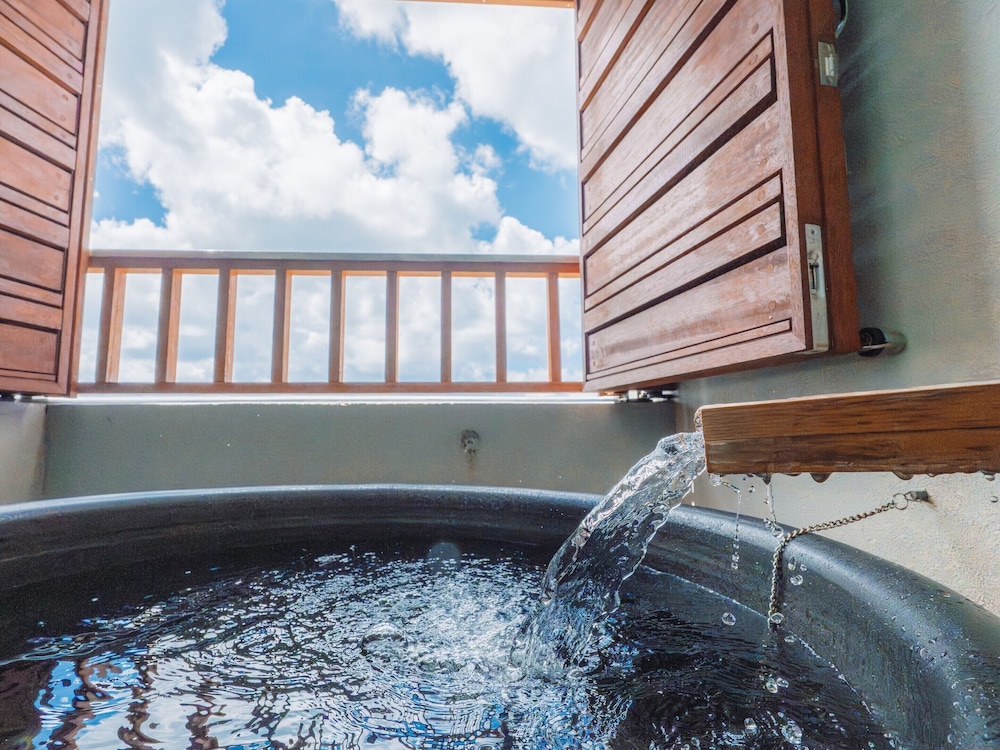 温泉露天風呂付/デラックス和洋室/オーシャンビュー 客室9 | 琉球温泉瀬長島ホテル