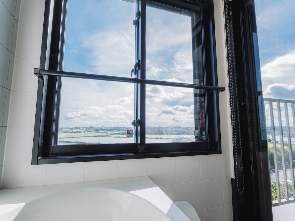 クラブフロア按司/ツイン/エアポートビュー 客室12 | 琉球温泉瀬長島ホテル