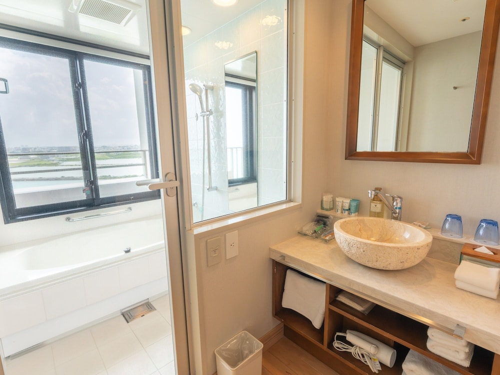 スタンダードツイン/エアポートビュー 客室21 | 琉球温泉瀬長島ホテル