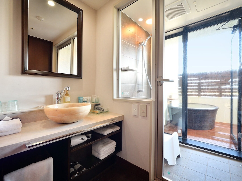 温泉露天風呂付/デラックス和洋室/エアポートビュー 客室15 | 琉球温泉瀬長島ホテル