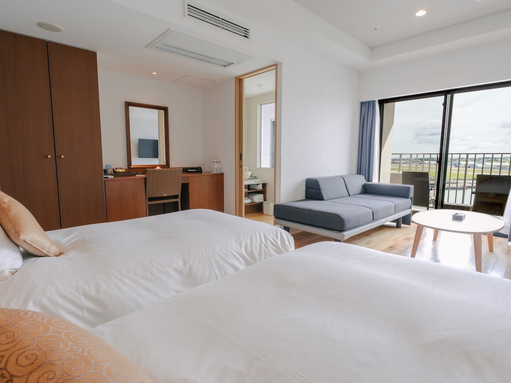 スタンダードツイン/エアポートビュー 客室15 | 琉球温泉瀬長島ホテル